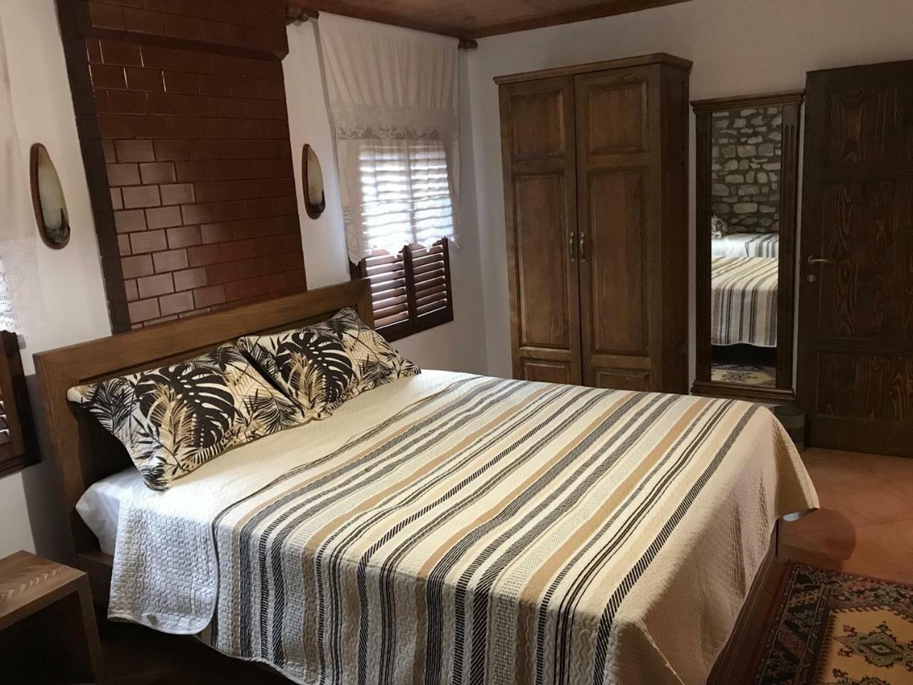 Guesthouse Arjan Berat Luaran gambar