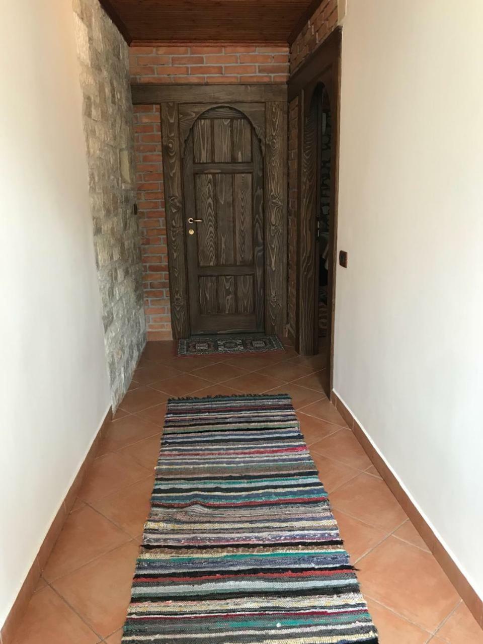 Guesthouse Arjan Berat Luaran gambar