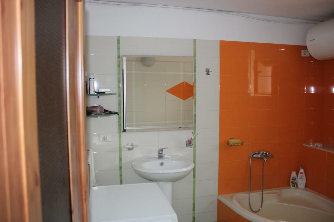 Guesthouse Arjan Berat Luaran gambar