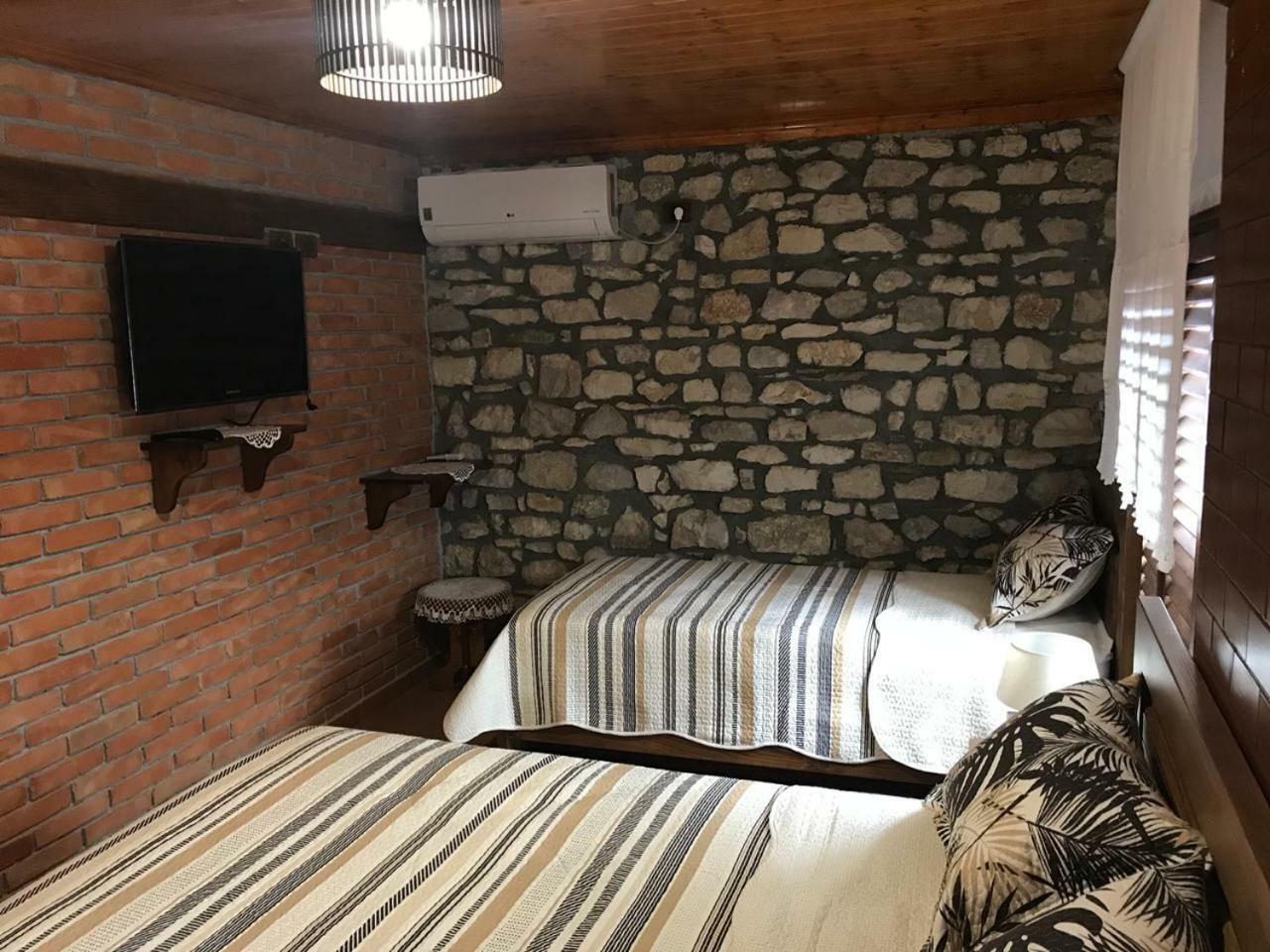 Guesthouse Arjan Berat Luaran gambar