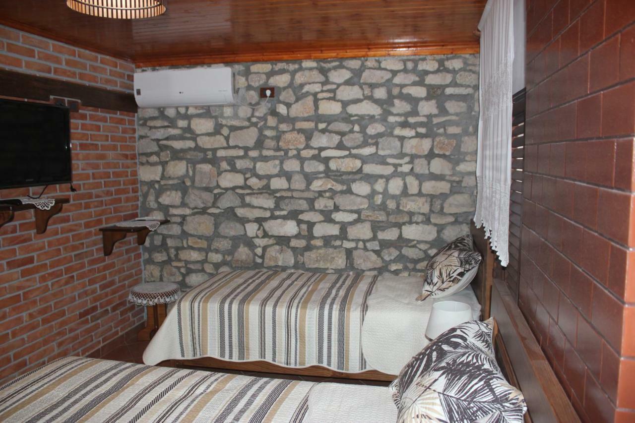 Guesthouse Arjan Berat Luaran gambar