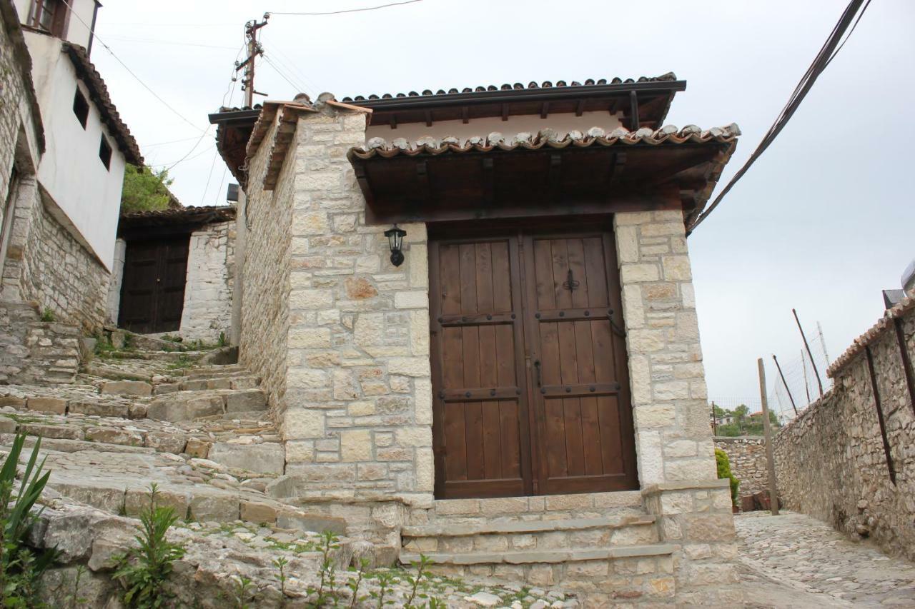 Guesthouse Arjan Berat Luaran gambar