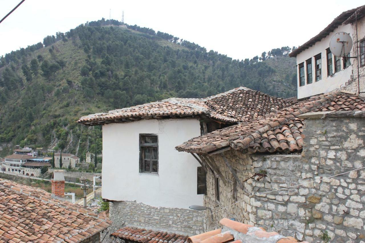 Guesthouse Arjan Berat Luaran gambar