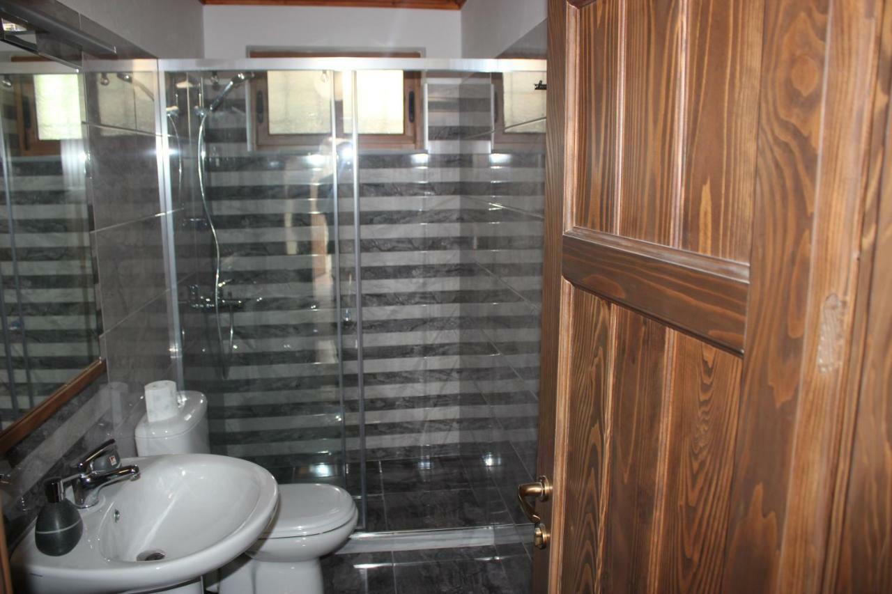 Guesthouse Arjan Berat Luaran gambar