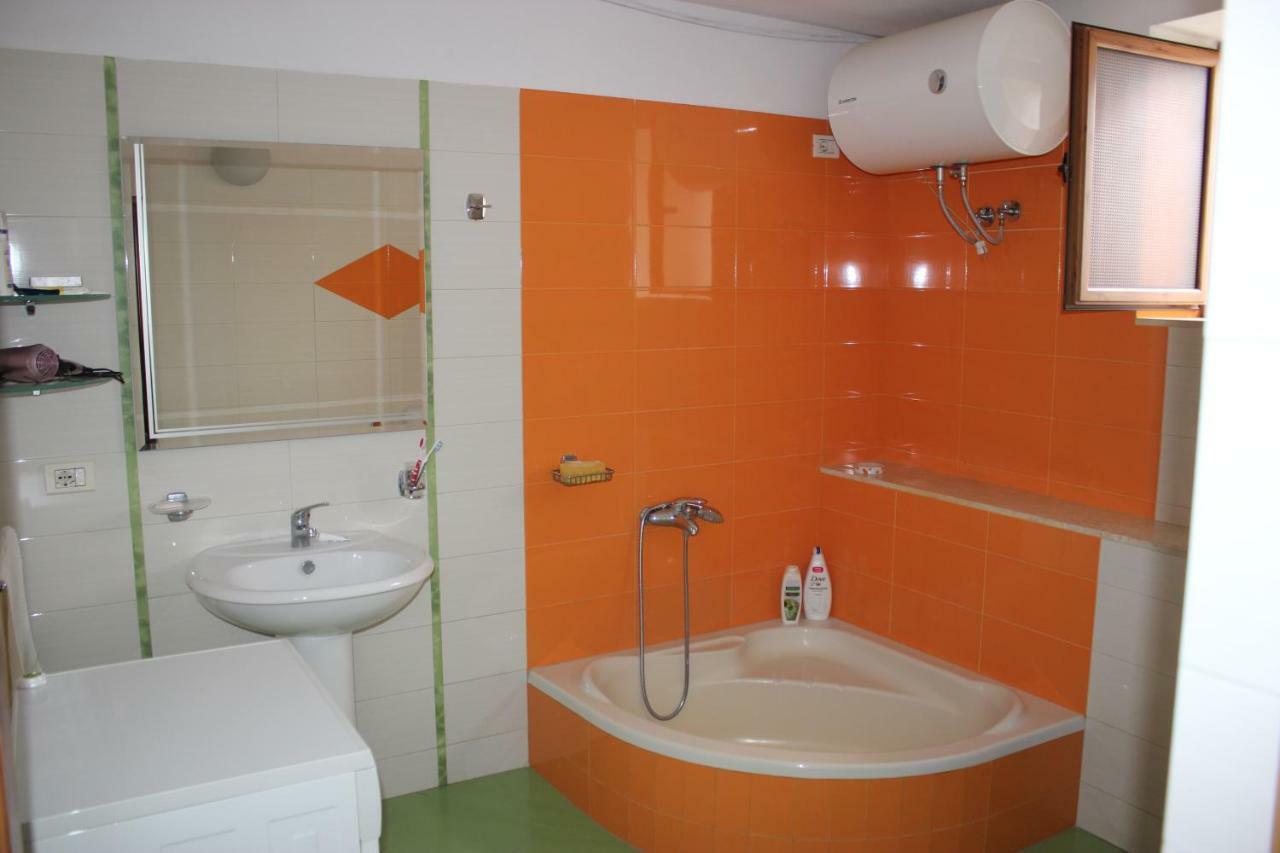 Guesthouse Arjan Berat Luaran gambar